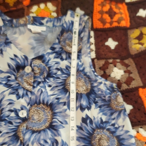 Floral Sleeveless Button-Up Blouse - Picture 4 of 8